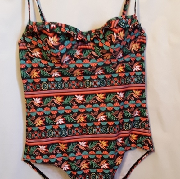 NWT Underwire one-piece ruffles Swimsuit size 8 - Picture 1 of 8